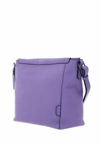 Sac à main en cuir violet avec une texture lisse, forme rectangulaire, bandoulière réglable et un logo discret sur le côté.