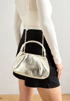 Sac à main argent métallique avec une forme arrondie, bandoulière en chaîne et texture froncée. Surface lisse avec un éclat subtil.