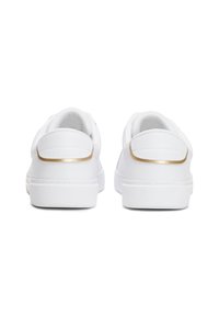 Baskets blanches en cuir lisse, forme arrondie, accent doré sur le talon et semelle en caoutchouc texturée. Design minimaliste.