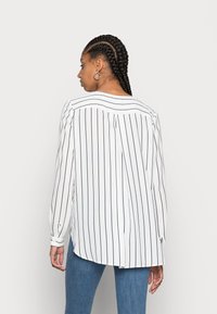 VILA VILUCY - Blusa - snow white/total eclipse