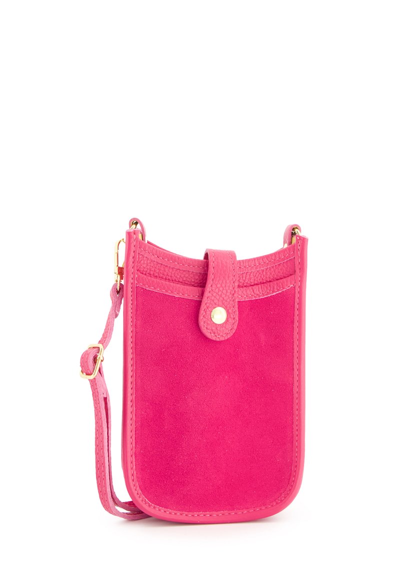 Pink suede crossbody taske med en tekstureret læderrem, snaplukning og hardware i guldtoner. Rektangulær form med afrundede kanter.