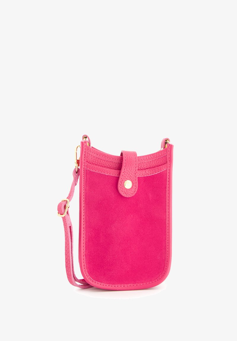 Pink suede crossbody taske med en tekstureret læderrem, snaplukning og hardware i guldtoner. Rektangulær form med afrundede kanter.