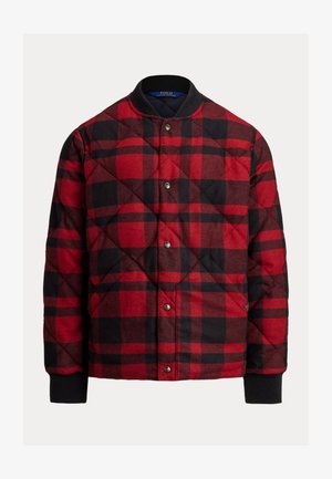 Jachetă bomber matlasată cu model în carouri roșu și negru, cu închidere cu capse și manșete și guler negre ribbed. Textură de țesătură călduroasă.