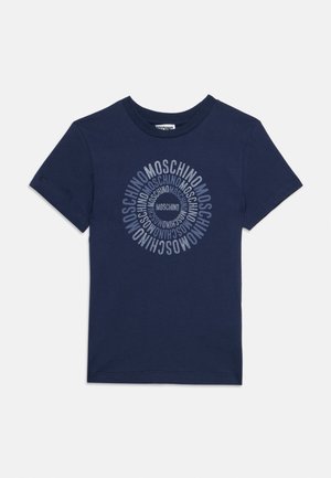 Granatowy t-shirt z krótkim rękawem z powtarzającym się napisem "MOSCHINO" drukowanym na przodzie w okrągły wzór.