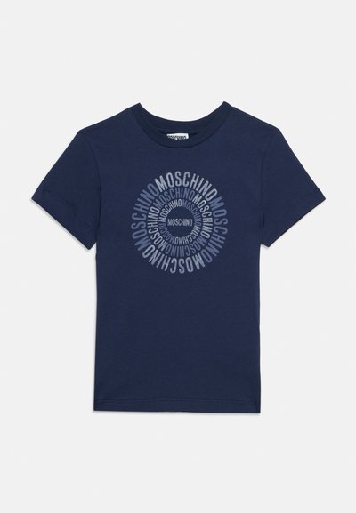 T-shirt bleu marine à manches courtes avec "MOSCHINO" imprimé à plusieurs reprises en motif circulaire sur le devant.