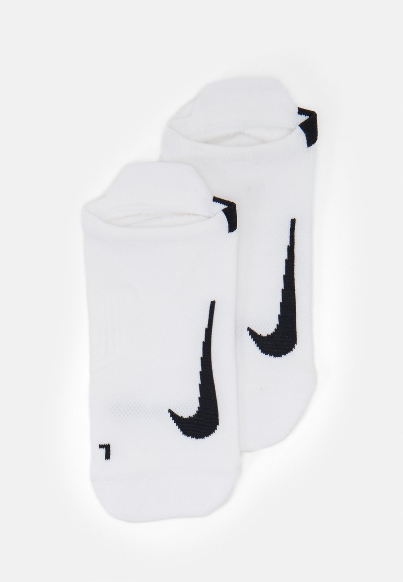 Witte sportieve sokken met een textuur oppervlak, zwart Nike swoosh-logo en verstevigde hiel en teen. Korte snit.