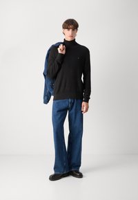 Tommy Hilfiger STRUCTURE ROLL NECK - Pulover - black