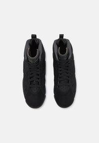 Sneakers alte neri in materiali scamosciati e in rete, dotati di un design con lacci, collo imbottito e dettagli perforati sottili.