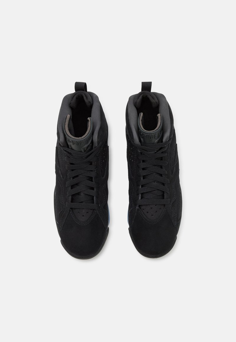 Baskets montantes noires en matériaux en daim et en mesh, avec un design à lacets, un col rembourré et de subtils détails perforés.