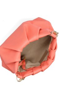 Koraal nepleer handtas met een geplooid ontwerp, gouden details, ritssluiting en beige binnenvoering. Beschikt over een binnenzak.