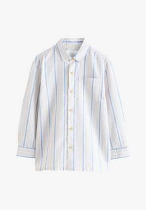 Camicia bianca a maniche lunghe con bottoni, righe verticali blu e grigio chiaro, taschino sul petto e bottoni beige.