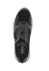 Schwarzer und grauer Sport Schuh aus Wildleder und Mesh-Stoff, mit strukturierten Schnürsenkeln, seitlichem Reißverschluss und gepolsterter Sohle. Logo innen sichtbar.