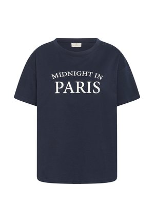 Marineblauwe katoenen t-shirt met een ronde halslijn en korte mouwen, met witte tekst "MIDNIGHT IN PARIS" op de voorkant.