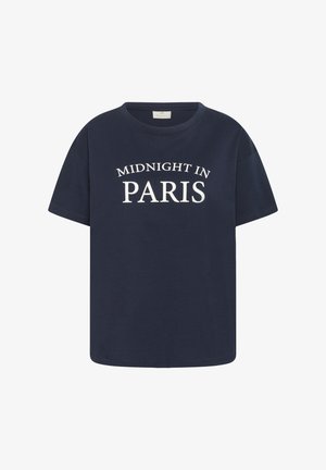 Marineblauwe katoenen t-shirt met een ronde halslijn en korte mouwen, met witte tekst "MIDNIGHT IN PARIS" op de voorkant.