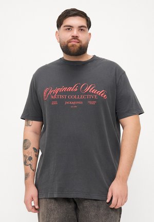 Tamno siva pamučna majica s kratkim rukavima, s crvenim grafičkim natpisom "Originals Studio Artist Collective" na prednjoj strani.