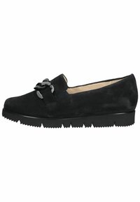 Mocassino in suede nero con punta arrotondata, caratterizzato da un accento in catena nera e una suola in gomma nera testurizzata con motivo a zigzag.