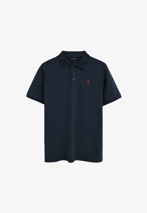 Polo bleu marine à manches courtes avec trois boutons et petit logo rouge brodé sur le côté gauche de la poitrine.