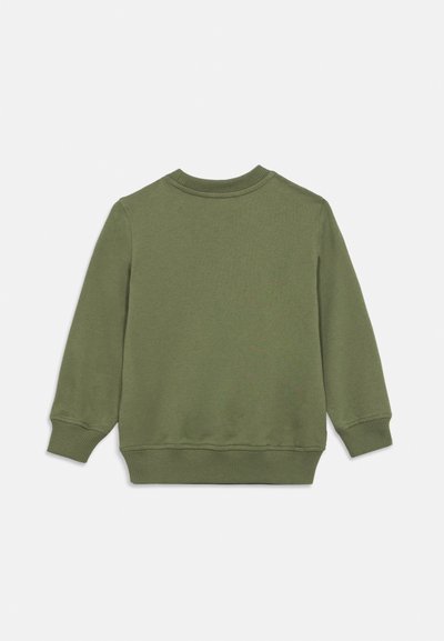 Φούτερ σε ελιά πράσινο, με λαιμόκοψη crewneck, μακριά μανίκια, ριμπ μανσέτες και τελείωμα, κατασκευασμένο από μαλακό υφασμάτινο υλικό με υφή, απλή και αδιάκοπη πλάτη.