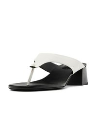 Weiße Absatzsandalen mit einem breiten Riemen und einem Zehensteg-Design, ausgestattet mit einer schlanken schwarzen Sohle und einer strukturierten Akzentuierung am Riemen.