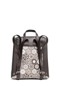 Sac à dos en cuir marron avec un panneau en tissu à motifs géométriques. Bretelles réglables et une poignée supérieure pour plus de commodité lors du transport.