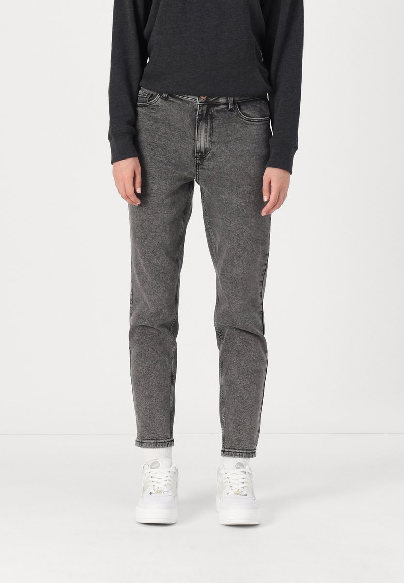 Grå denimjeans med smal passform, som har fem lommer, subtil fading og sydde detaljer. Parret med hvite sneakers.