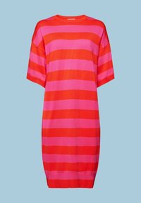 Robe longueur genou avec larges rayures horizontales en rouge vif et rose, manches courtes et encolure ronde sur fond uni.