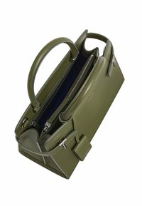 Borsa in pelle verde oliva con una forma strutturata, manici superiori, hardware argentato e un interno con zip caratterizzato da una fodera blu.