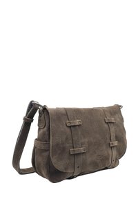 Sac en cuir suédé marron en bandoulière avec fermeture à rabat, bandoulière réglable et subtils détails de couture, orienté vers la droite sur fond blanc.