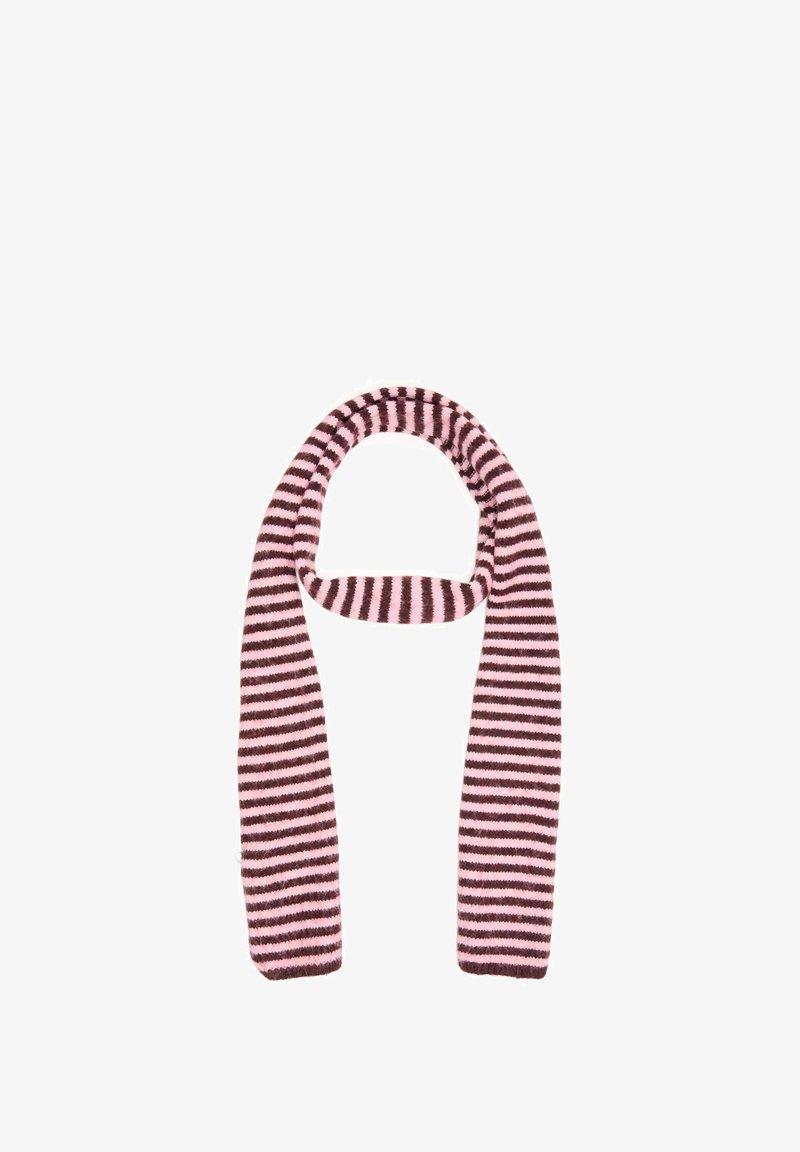 Écharpe tricotée rayée rose et noire, pliée avec une extrémité passée dans l’autre sur fond blanc.