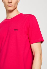 BOSS TEE - Jednoduché tričko - open pink