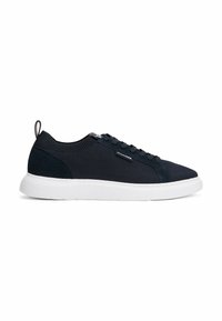 Marineblaue Leinensneaker mit einem Strickkragen, einer weißen Gummisohle und Schnürdesign. Verfügt über Wildleder-Akzente und ein minimales Logodetail.