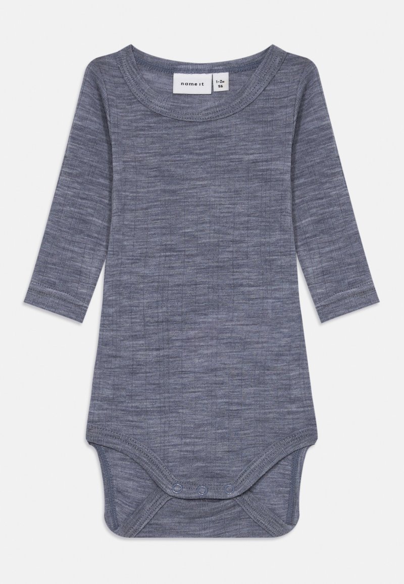 Bodysuit de bebé de mangas compridas em cinza escuro, feito de um tecido macio e texturado. Apresenta um decote redondo e fechos de pressão na parte inferior.
