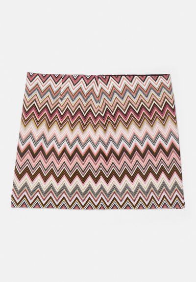 Värviline chevron-muster skirt, millel on sirge hem ja sile tekstuur, koos zigzag disainiga roosa, pruuni ja kreemika tooni.