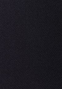 Schwarzer Stoff, strukturiert mit einer feinen Webart, hat eine glatte Oberfläche. Das Material wirkt strapazierfähig, ohne sichtbare Muster oder Akzente.
