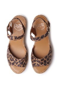 Espadrilkové sandály s leopardím potiskem, hnědou koženou stélkou, otevřeným designem, kotníkovým páskem a prošívanými okraji pro zvýšení textury.