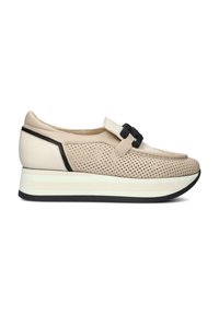 Beige sneaker met een geperforeerde leren bovenkant, zwarte accenten en een prominente strap. Heeft een dikke wit- en zwartkleurige zool voor extra hoogte.