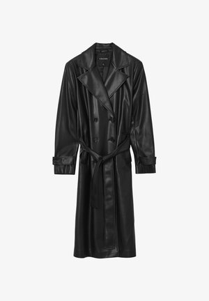 Manteau long en cuir synthétique noir avec larges revers, boutons double boutonnage, ceinture à nouer à la taille, et sangles aux poignets.
