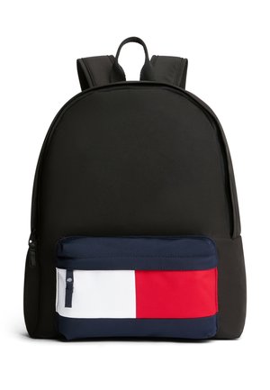 Zwarte rugzak met een voorvak met rits met een horizontaal drietalig ontwerp in marineblauw, wit en rood. Gewatteerde schouderbanden en bovenhandvat.