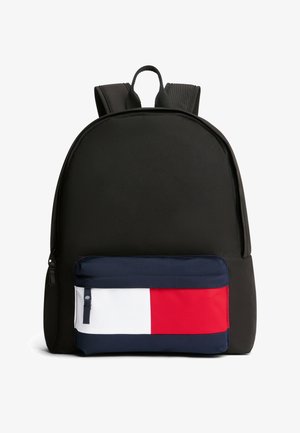 Czarny plecak z przednią kieszenią na zamek błyskawiczny z poziomym, trzykolorowym wzorem w kolorach granatowym, białym i czerwonym. Wyściełane paski na ramiona i górny uchwyt.
