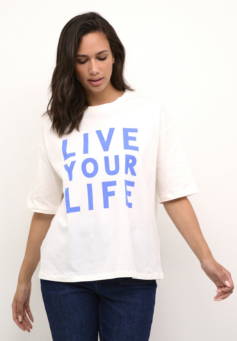 T-shirt en coton blanc à manches courtes, avec un grand texte bleu "VIVEZ VOTRE VIE" imprimé sur le devant. Coupe décontractée et texture douce.