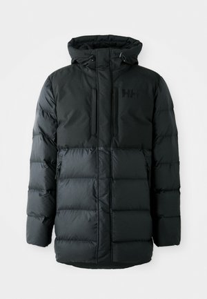 Veste doudoune noire avec zip sur le devant, capuche ajustable et deux poches zippées. Présente une texture matelassée et un logo sur la poitrine.