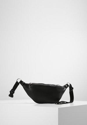 Sort læder mavepung med et slankt, buet design, der har en lynlåslukning og justerbar strop. Glat tekstur med skinnende hardware-detaljer.