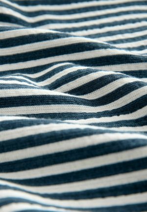 Tessuto a righe con strisce alternate di blu navy e crema, caratterizzato da una texture morbida e un aspetto rilassato e stropicciato.