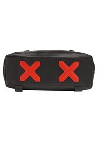 Bolsa de cuero negra con acentos rojos sintéticos en forma de X en el frente. Forma rectangular con una textura suave y un diseño simple.