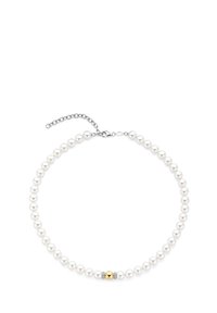 Weißes Perlenhalsband mit einer Silberkette, das eine goldene Akzentperle hat, flankiert von zwei kleinen Kristalldetails, runden Perlen und glatter Textur.