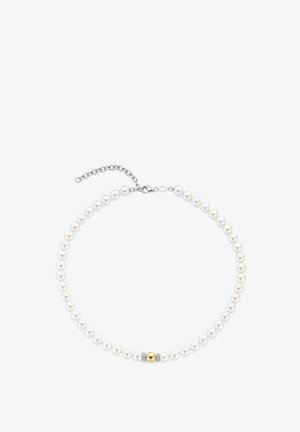 Weißes Perlenhalsband mit einer Silberkette, das eine goldene Akzentperle hat, flankiert von zwei kleinen Kristalldetails, runden Perlen und glatter Textur.