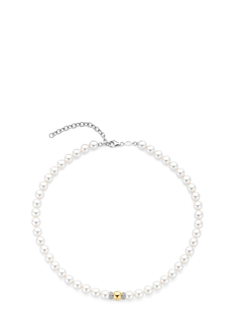 Weißes Perlenhalsband mit einer Silberkette, das eine goldene Akzentperle hat, flankiert von zwei kleinen Kristalldetails, runden Perlen und glatter Textur.