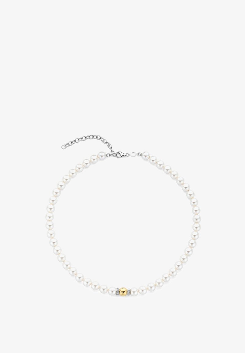 Weißes Perlenhalsband mit einer Silberkette, das eine goldene Akzentperle hat, flankiert von zwei kleinen Kristalldetails, runden Perlen und glatter Textur.