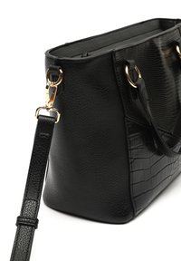 Borsa nera dal design strutturato, caratterizzata da un mix di ecopelle testurizzata e liscia, dettagli in metallo dorato e tracolla regolabile.