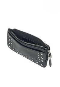 Portefeuille en cuir noir avec rivets argentés, fermeture éclair et texture lisse. L'intérieur comprend des compartiments séparés pour une meilleure organisation.